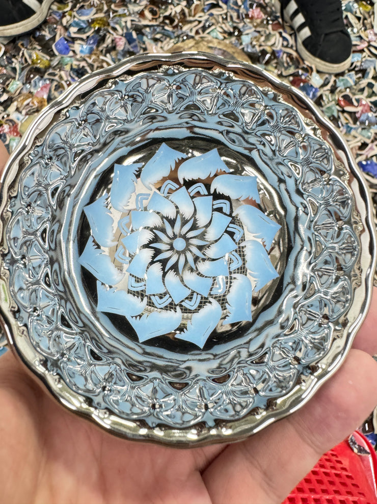 Ceramic artworks are given to foreign friends, and $30 is for packaging and shipping fees