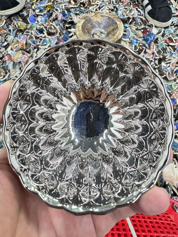 Ceramic artworks are given to foreign friends, and $30 is for packaging and shipping fees