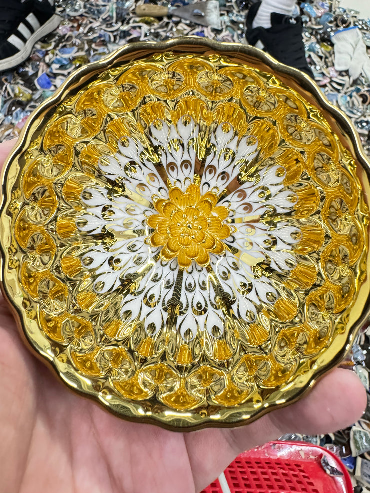 Ceramic artworks are given to foreign friends, and $30 is for packaging and shipping fees