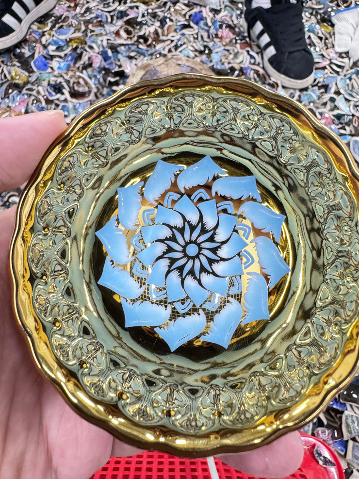 Ceramic artworks are given to foreign friends, and $30 is for packaging and shipping fees