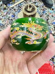 Ceramic artworks are given to foreign friends, and $30 is for packaging and shipping fees