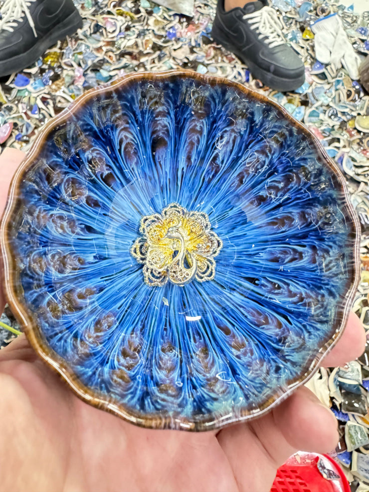 Ceramic artworks are given to foreign friends, and $30 is for packaging and shipping fees