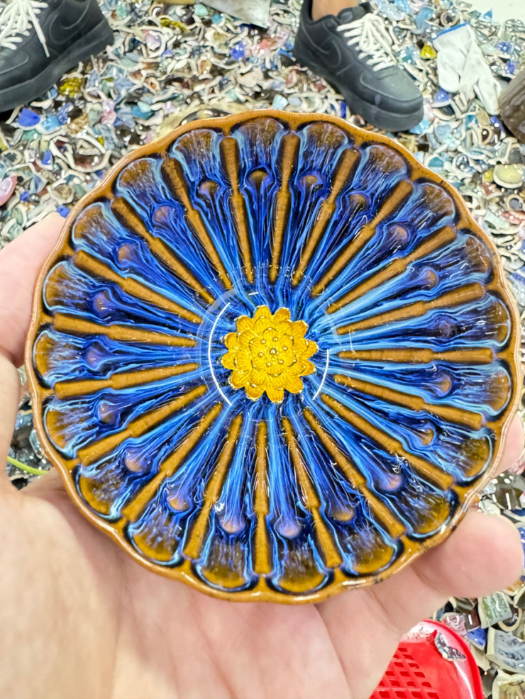 Ceramic artworks are given to foreign friends, and $30 is for packaging and shipping fees