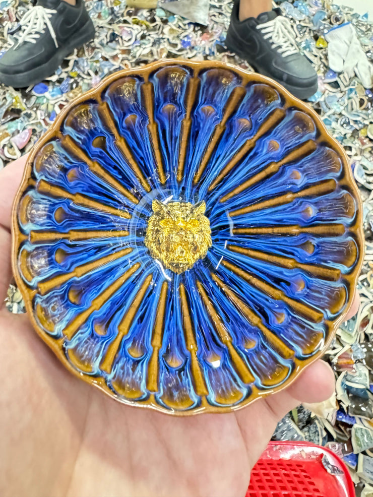 Ceramic artworks are given to foreign friends, and $30 is for packaging and shipping fees