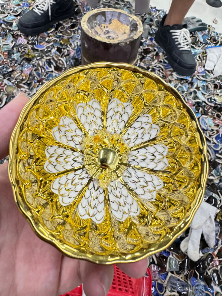 Ceramic artworks are given to foreign friends, and $30 is for packaging and shipping fees